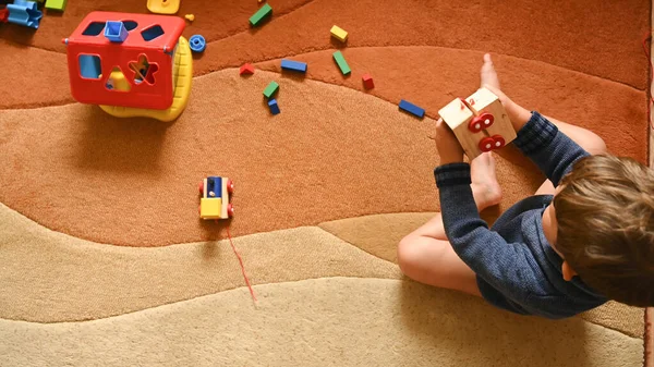 Kind Spielt Mit Spielzeug Draufsicht Hochwertiges Foto — Stockfoto