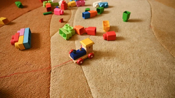 Farbige Spielzeugeisenbahn Auf Einem Hintergrund Aus Farbigem Spielzeug Hochwertiges Foto — Stockfoto