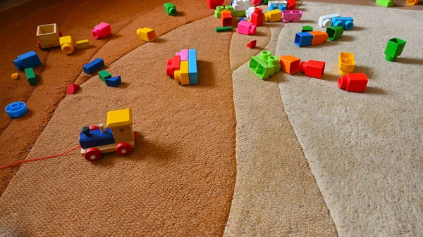 Farbige Spielzeugeisenbahn Auf Einem Hintergrund Aus Farbigem Spielzeug Hochwertiges Foto — Stockfoto