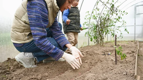 Anak Dengan Ibu Terlibat Dalam Pertanian Masuk Foto Berkualitas Tinggi — Stok Foto