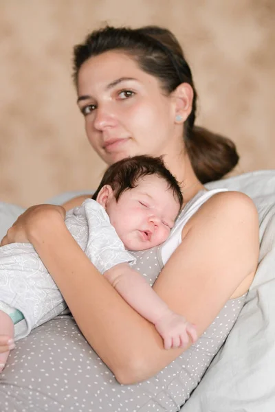 Bebe Dormant Avec Maman Dans Ses Bras Maman Et Nouveau Ne Maman Etreint Et Tient Le