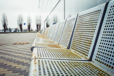 Paslı metal koltuklar