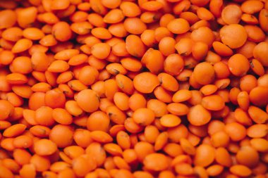 Toptan kırmızı mercimek taneleri.