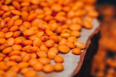 Toptan kırmızı mercimek taneleri.