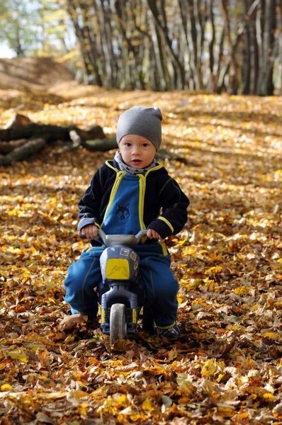 バイクに乗って幸せな男の子の肖像画 — ストック写真