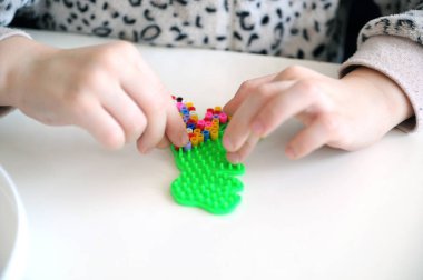 Perler boncuk, montessori çocuklar için oyun yapmak