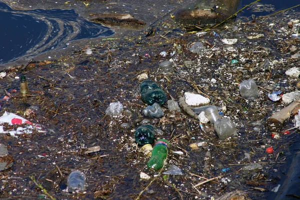 Río contaminado con botella de plástico y mucha basura — Foto de Stock