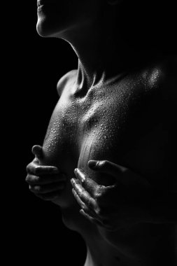 Çıplak, ince, düşük bir anahtar olarak ateş kız ıslak. Güzel su damlaları onun vücuda sıkmak.