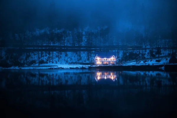 Winter Cottage on Ritsa Lake in the mountains of Abkhazia — Stock Photo, Image