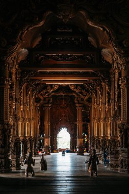 Gerçeğin kutsal bir tapınak inşaat Pattaya, Tayland olduğunu. Kutsal bir all-ahşap bina üzerinde geleneksel Budist ve Hindu motifleri dayalı heykeller ile dolu olduğunu. 2018