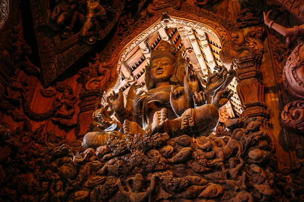 Sanctuary of Truth è un tempio costruito a Pattaya, Thailandia. Il santuario è un edificio interamente in legno pieno di sculture basate su motivi tradizionali buddisti e indù. 2018 — Foto Stock