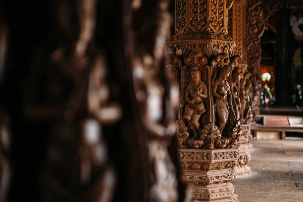Santuario de la Verdad es una construcción de templos en Pattaya, Tailandia. El santuario es un edificio de madera lleno de esculturas basadas en motivos budistas e hindúes tradicionales. 2018 —  Fotos de Stock