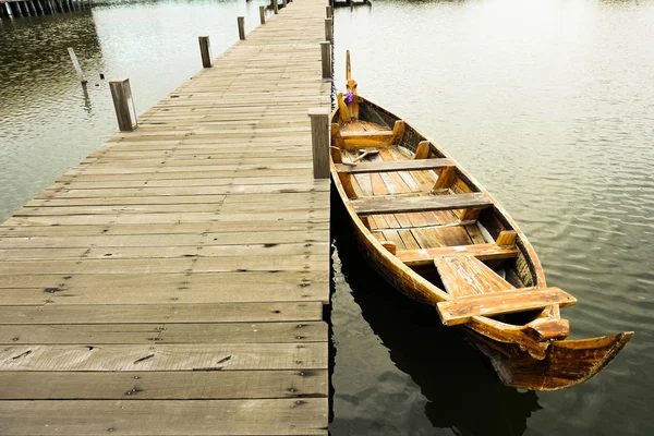 Traditional Boat Leaning Quiet Lake Dock Boardwalk Type Dock — Stock Photo, Image