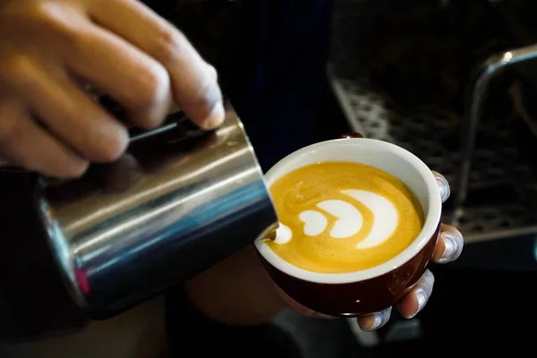 亲密的咖啡师手倒牛奶在浓缩咖啡杯制作拿铁艺术 — 图库照片