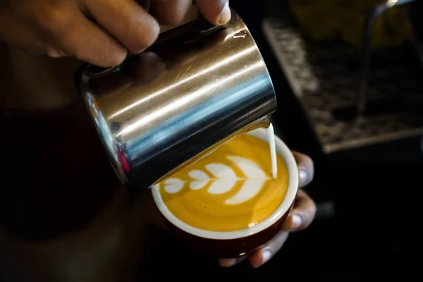 靠近咖啡师的手倒在浓缩咖啡杯泡沫牛奶, 使拿铁艺术 — 图库照片
