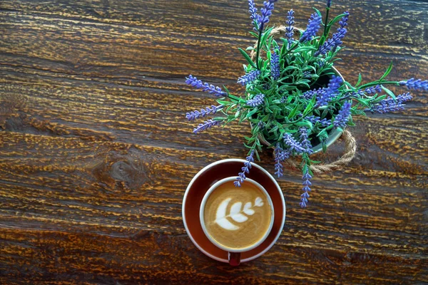 一杯咖啡, 配上美丽的拿铁艺术和木桌上的花 — 图库照片