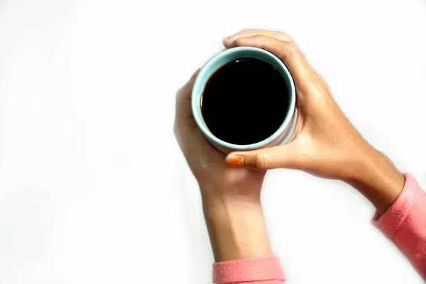 Vrouwelijke handen die een kop koffie vasthouden — Stockfoto