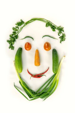 Çeşitli taze sebzeler yüz şekli beyaz izole üst görünümü