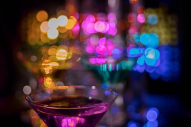 Kokteyller içecekler ve bar içecekler karanlık gece renk artalanları