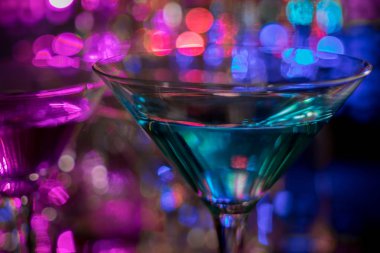 Kokteyller içecekler ve bar içecekler karanlık gece renk artalanları