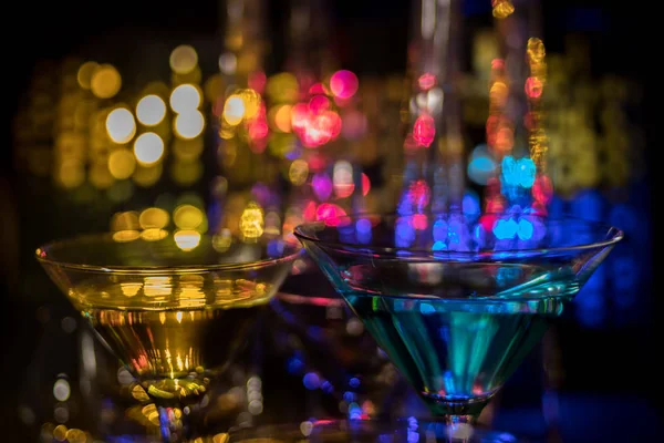 Kokteyller içecekler ve bar içecekler karanlık gece renk artalanları