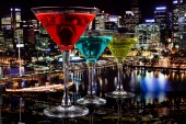 barevné koktejly a pohled na noční město