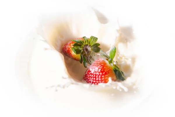 Morango Com Creme Isolado — Fotografia de Stock