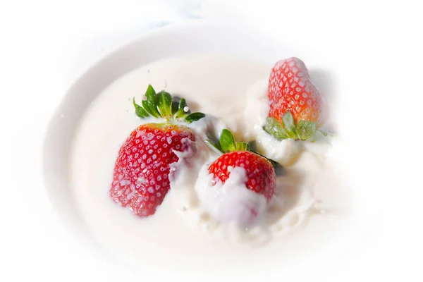 Morango Com Creme Isolado — Fotografia de Stock