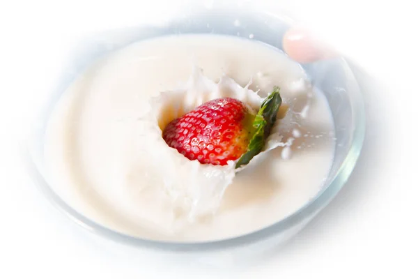 Morango Com Creme Isolado — Fotografia de Stock