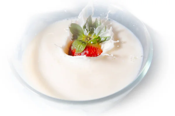 Morango Com Creme Isolado — Fotografia de Stock