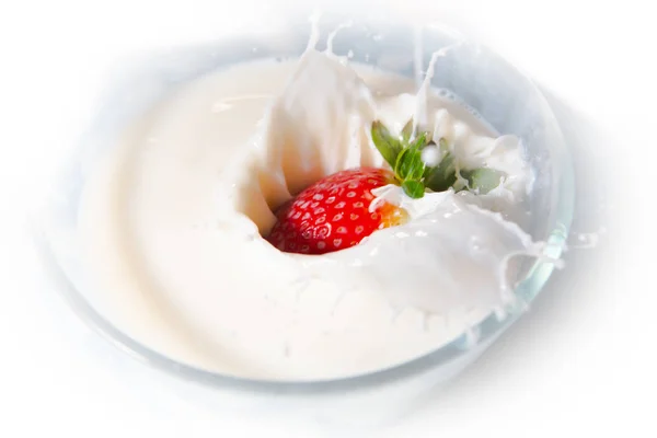 Morango Com Creme Isolado — Fotografia de Stock