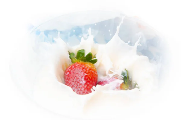 Morango Com Creme Isolado — Fotografia de Stock