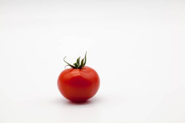 Beyaz arka planda kiraz domatesleri