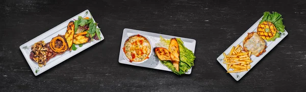 Siyah tebeşir masa manzarasında yemek pişirme arka planı. Siyah arka planda Fricassee, Biftek ve Burger. Uzun pankart biçimi 8720x2648. Web siteleri ya da diğer projeler için harika bir resim afişi. Alerji dostu, temiz yemek malzemeleri..