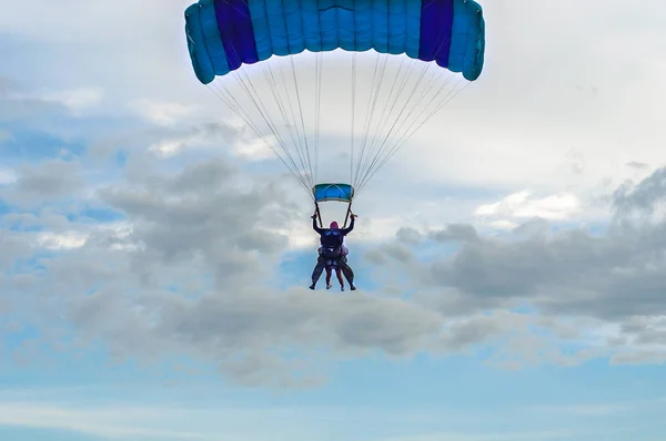 Paralotniarstwo Tandem Latać Błękitnym Niebem Paralotniarstwo Prowadzony Przez Pilota — Zdjęcie stockowe