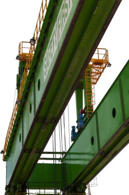 Aşağıdan çekilen köprü vincinin bir kısmı, gantry yeşil vinç fragman detayları. Beyaz arka planda yalıtılmış.