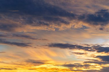 Renkli gökyüzü, mavi, kırmızı, sarı, beyaz yün bulut.