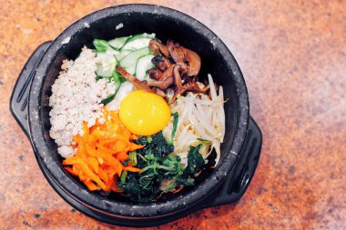 Bibimbap, yumurta, domuz eti, mantar, sebze ve pilav ile Kore renginde yemekler..