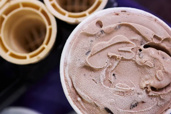 チョコレートアイスクリームを提供する準備 — ストック写真