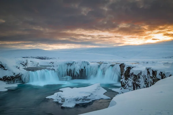 Soğuk bir ada kış gününde alacakaranlıkta Godafoss uzun pozlama