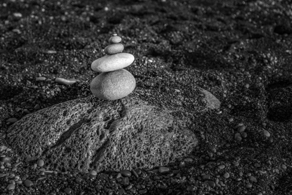 Reynisfjara, İzlanda'nın siyah kum plajındaki taş yığını