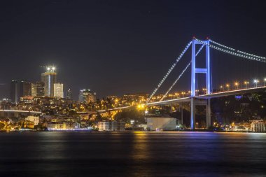 İstanbul Boğazı Köprüsü, gece. 15 Temmuz Şehitler Köprüsü. İstanbul / Türkiye