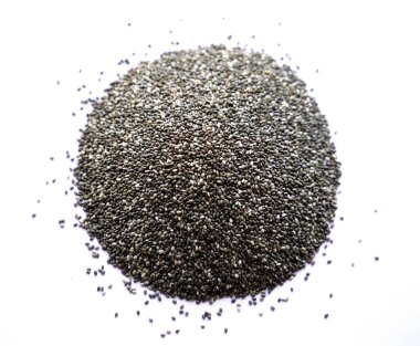 Beyaz arkaplan ile izole Chia tohumları.