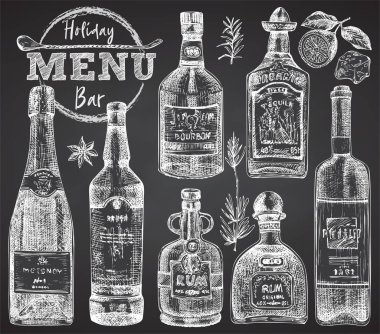 Şişeleri ayarla Viski, rom, şampanya, şarap, tekila, siyah tebeşirle kaplanmış arka plan Eskiz çizimi tasarım barı, restoran, kafe menüsü, el ilanı, afiş, poster gravür stili