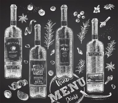 Şişeleri kırmızı ya da beyaz şarap ve Noel baharatlarını siyah tebeşir tahtası arka planına koyun. Eskiz çizimi el çizimi bar, restoran, kafe menüsü, broşür, afiş, poster gravür stili Grafik sanatı