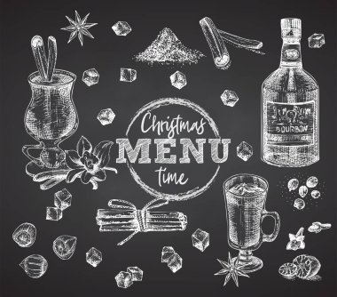 Set şişeleri Burbon, bardaklar, eggnog yılbaşı baharatı siyah tebeşir tahtası arka planında. Eskiz çizimi el yapımı tasarım barı, restoran, kafe menüsü, broşür, afiş, poster stili grafiksel sanat