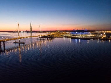 Lakhta'ya havadan bak. Finlandiya Körfezi geceleri çok renkli ışıklarla aydınlatıldı.