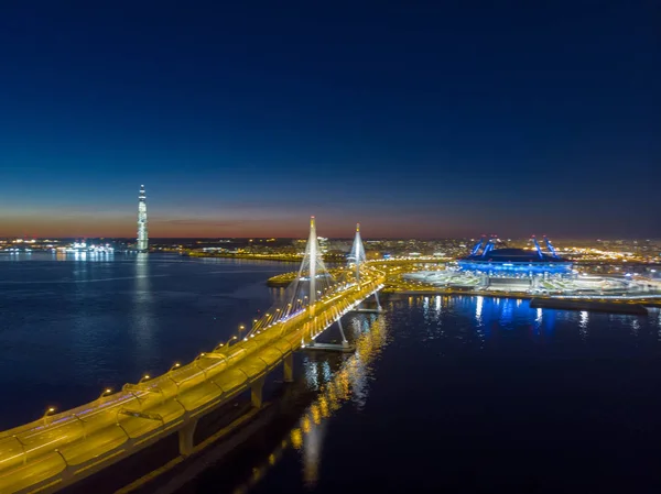 Vistas aéreas a Lakhta. El Golfo de Finlandia iluminado por luces multicolores en la noche . — Foto de Stock