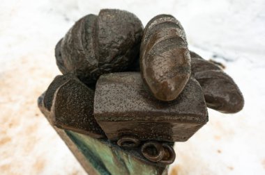 St. Petersburg'un sıradışı heykelleri ve anıtları. Ekmek kompozisyonu.