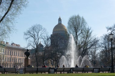 St. Petersburg'daki Amirallik binasının ana girişindeki çeşme. İnsanlar etrafta dolaşıyor..